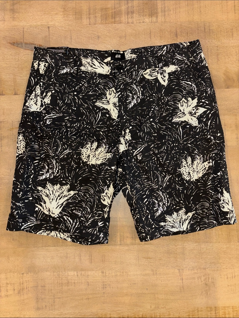 H&M Men’s Black Tropical Print Slim Fit Shorts 38 Waist NWT 100% Cotton NEW